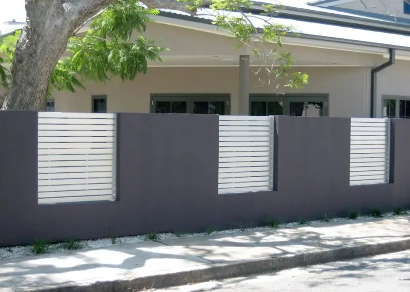 Pagar Tembok Polos Minimalis dengan Garis Horizontal